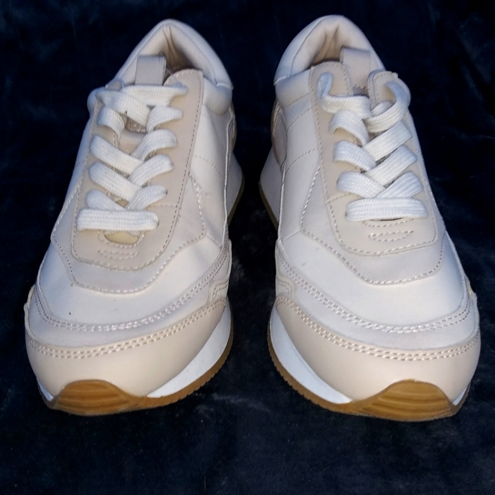 NWOT Universal threads women's shoes